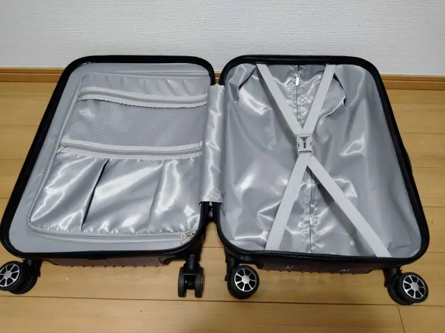 Varnicスーツケースの内装